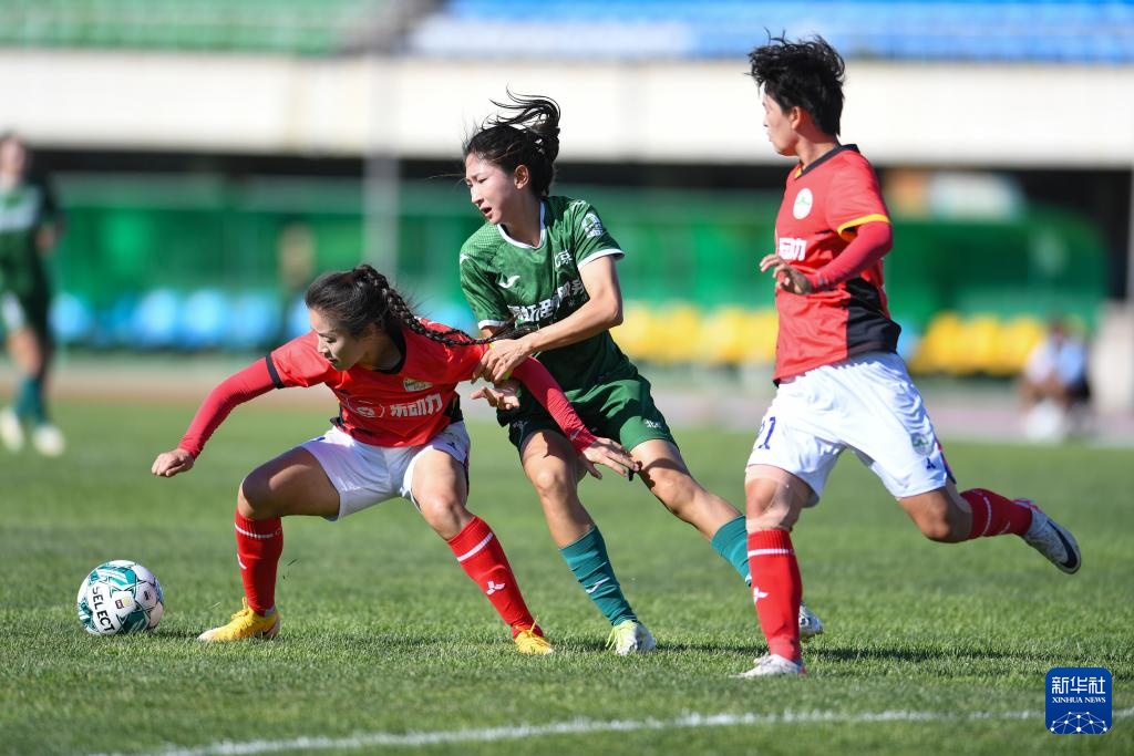 女子足球赛场上体现出不同风格,引起球迷热议